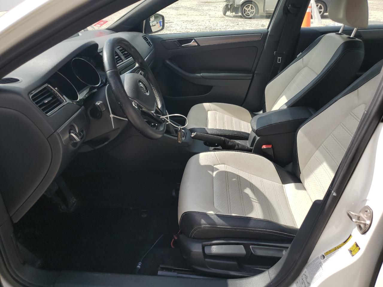 Volkswagen Jetta Sport Image 7