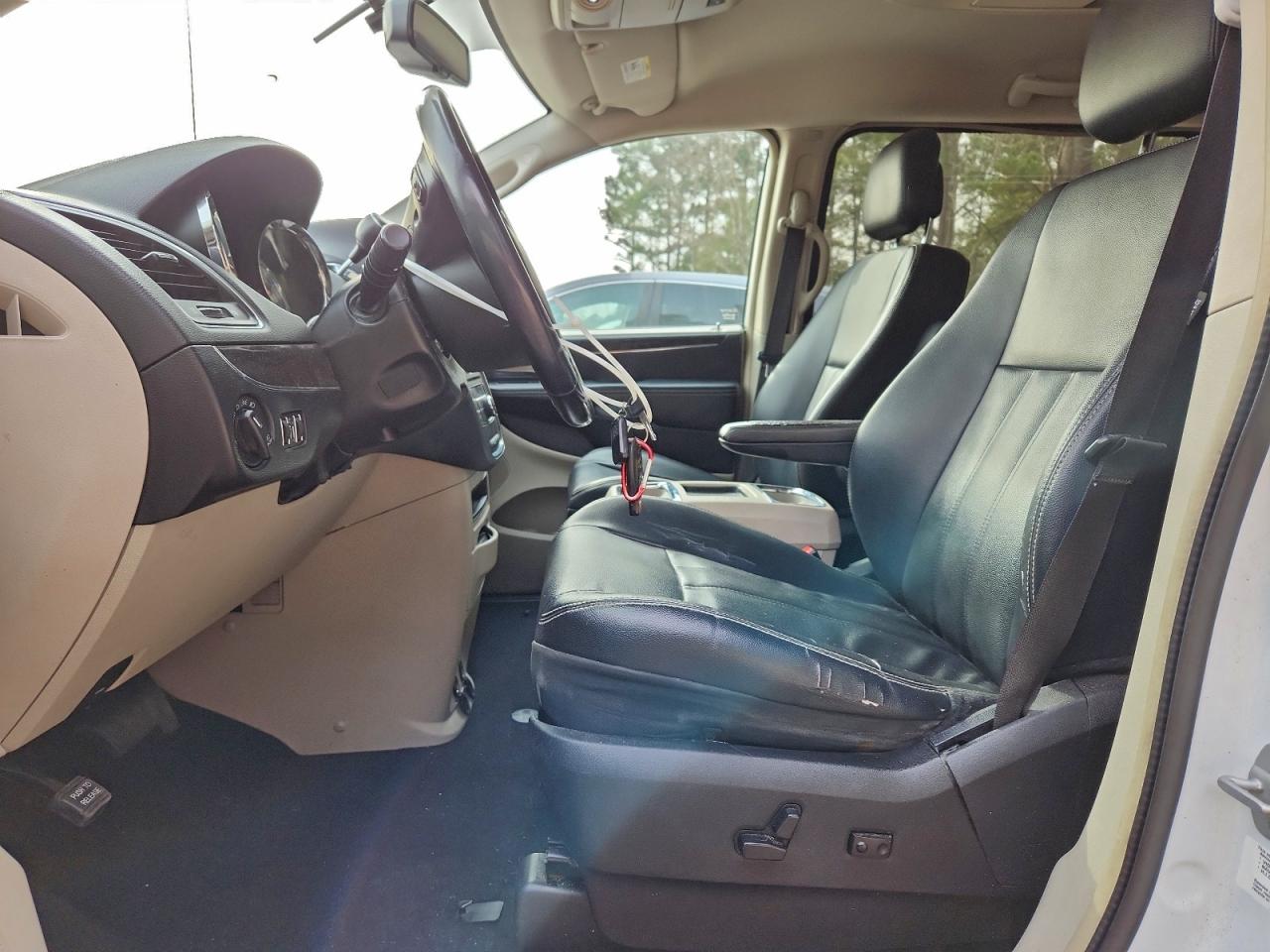 Chrysler Minivan Touring Image 13