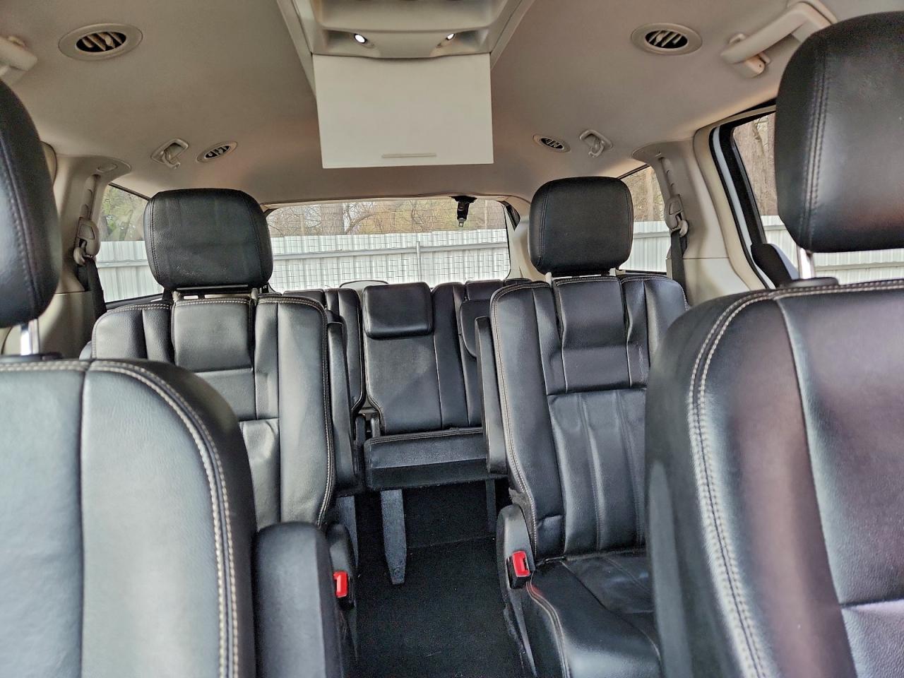 Chrysler Minivan Touring Image 4