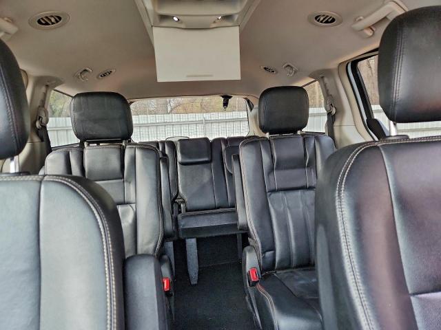 Chrysler Minivan Touring Image 4