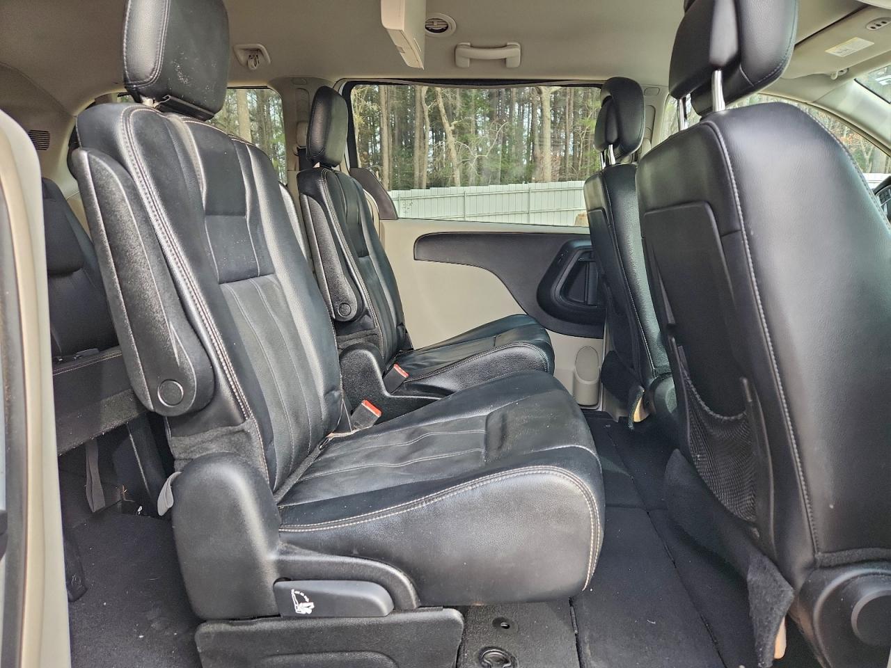 Chrysler Minivan Touring Image 6