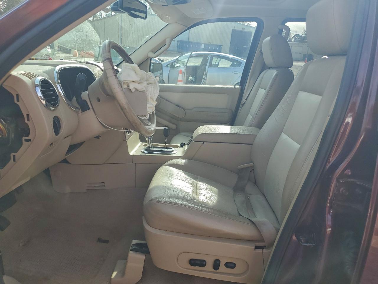 Ford Explorer Eddie Bauer Image 11