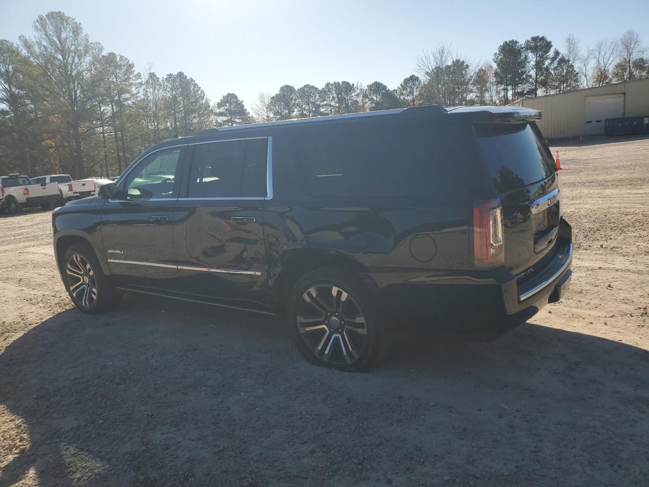 GMC Yukon Denali Image 7