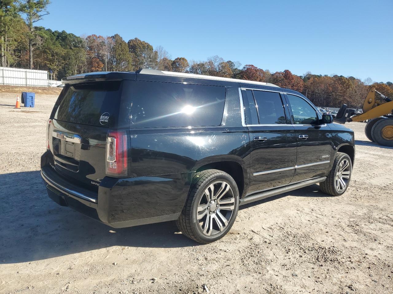 GMC Yukon Denali Image 11