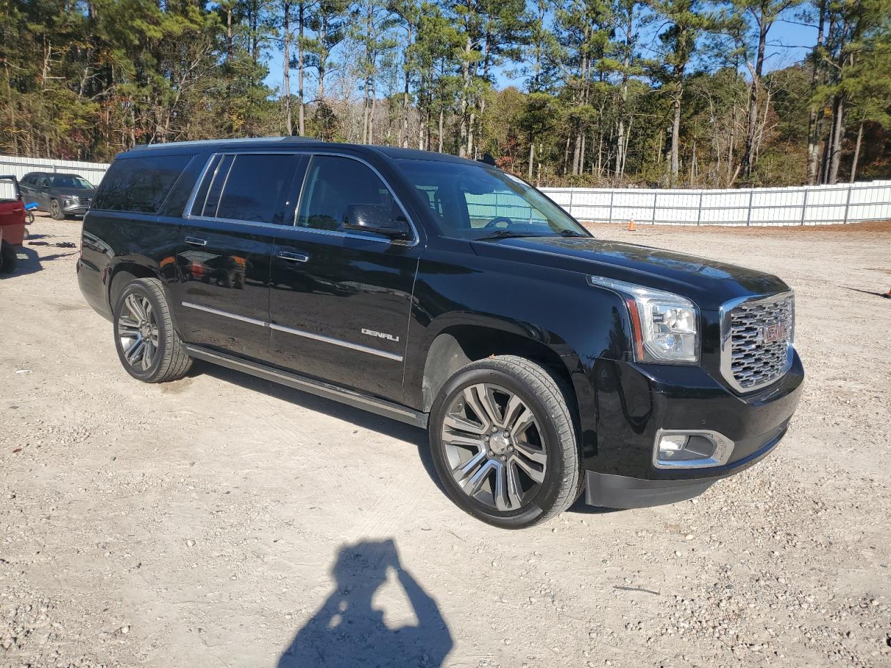 GMC Yukon Denali Image 13