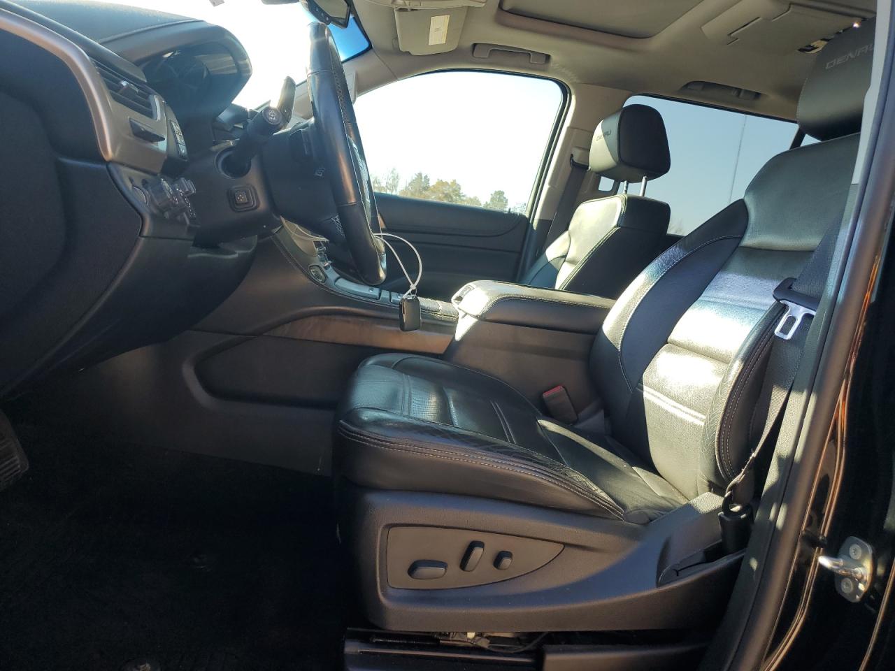 GMC Yukon Denali Image 5