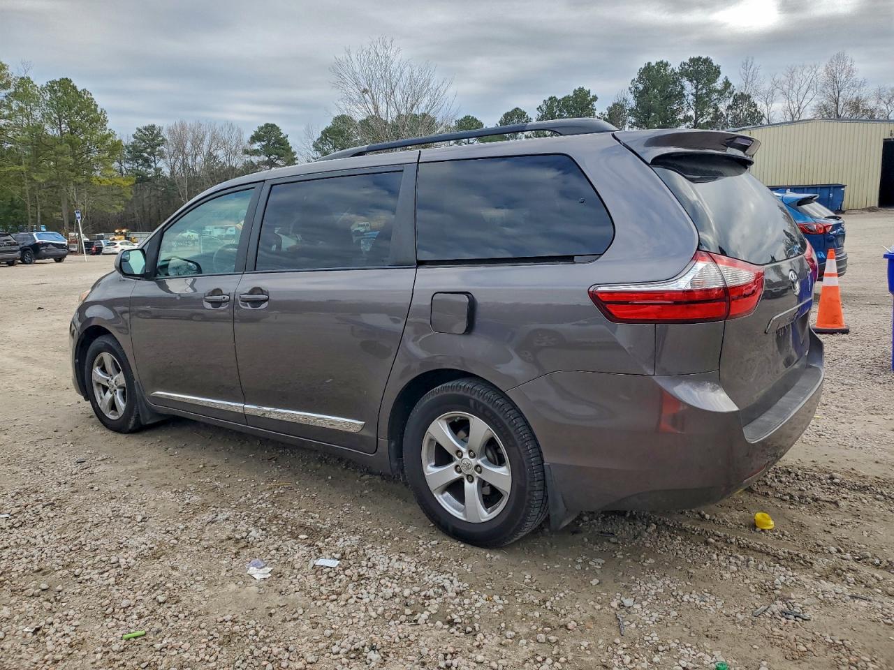 Toyota Sienna Le Image 2