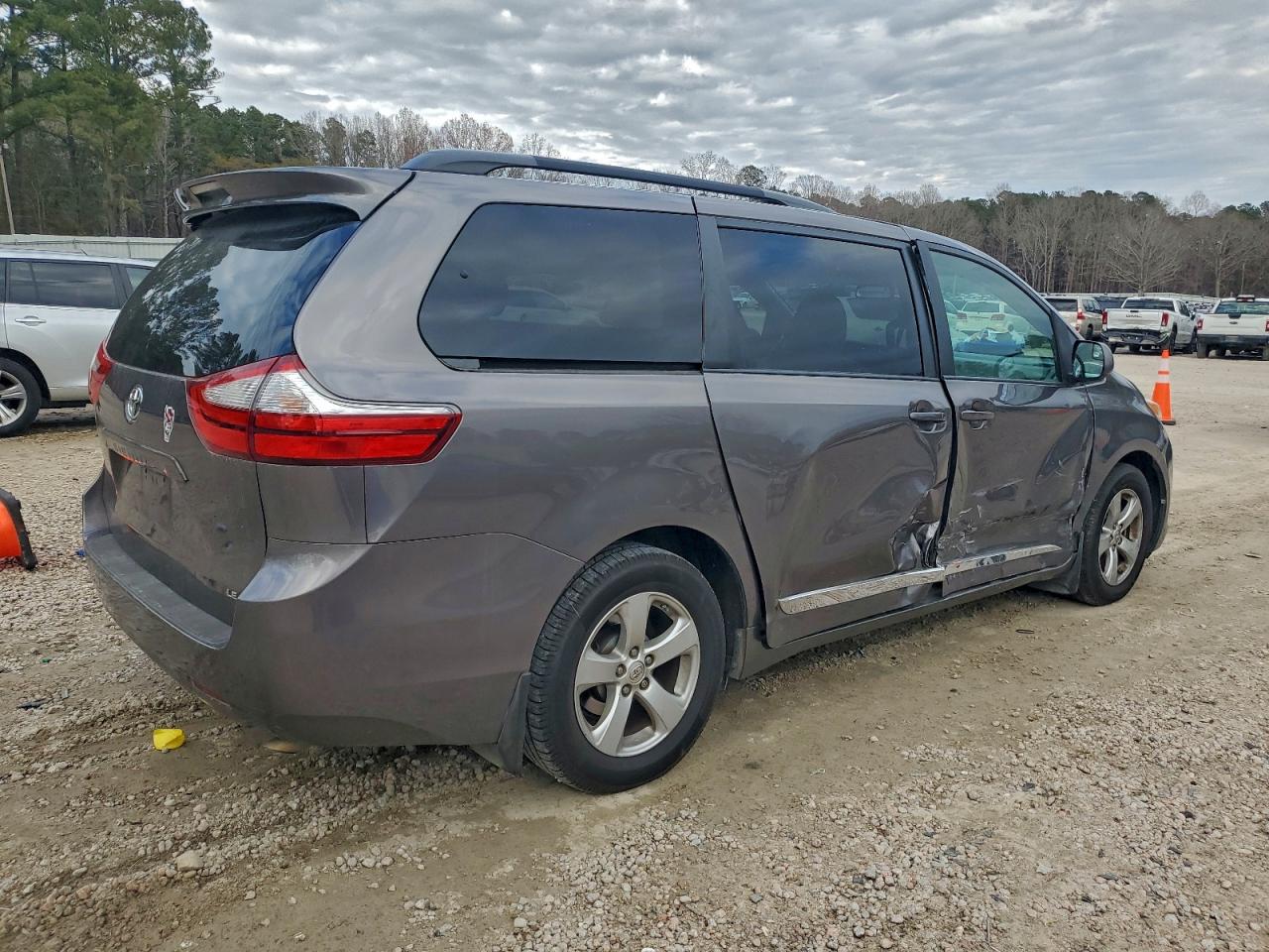 Toyota Sienna Le Image 5