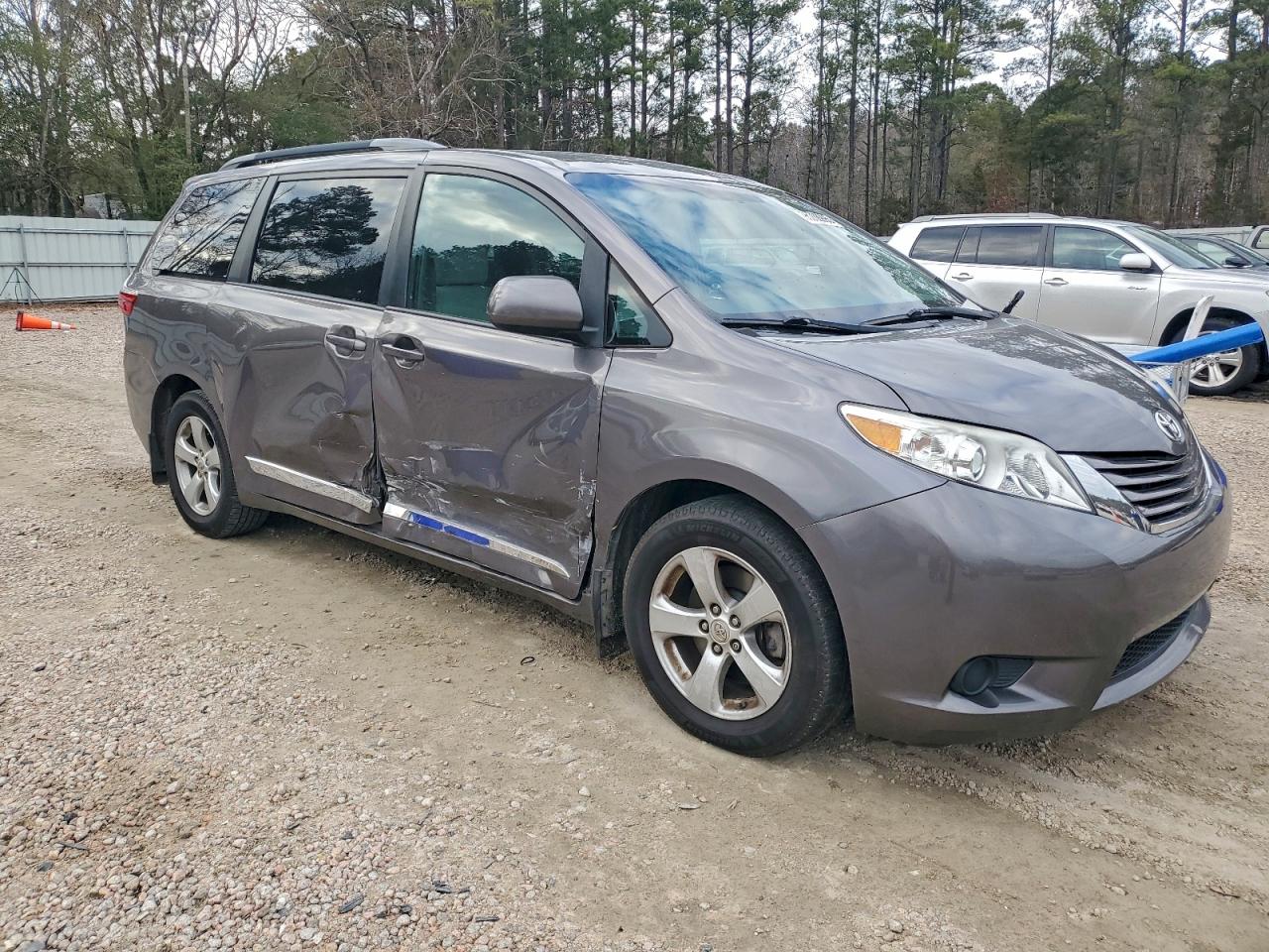 Toyota Sienna Le Image 3