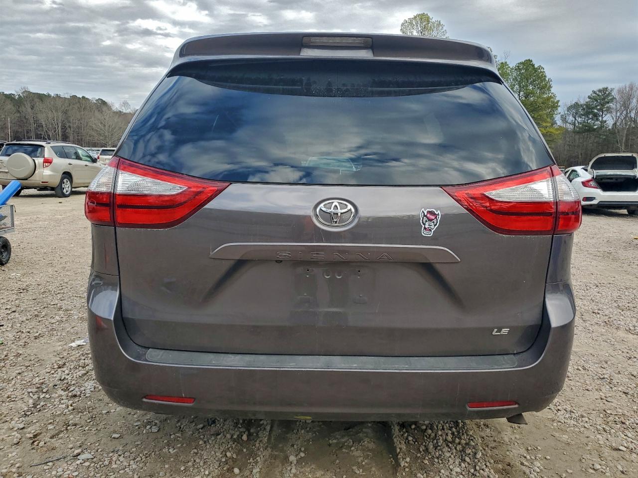 Toyota Sienna Le Image 9