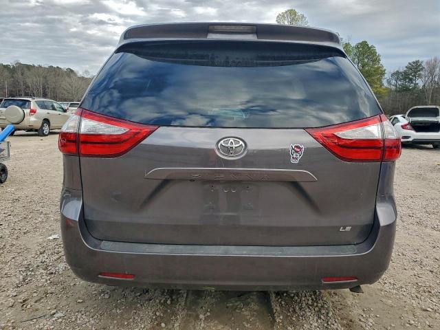 Toyota Sienna Le Image 9