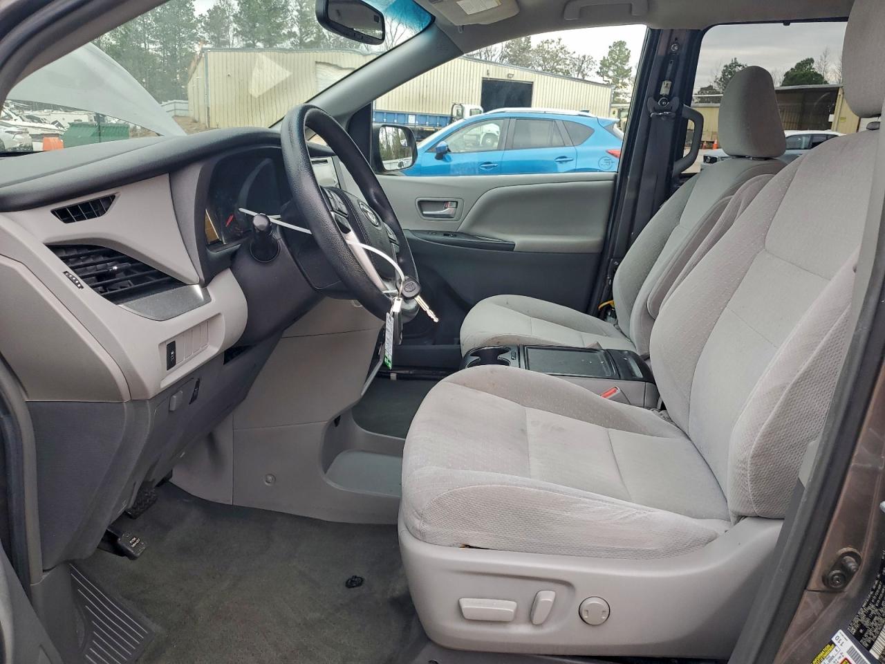 Toyota Sienna Le Image 6