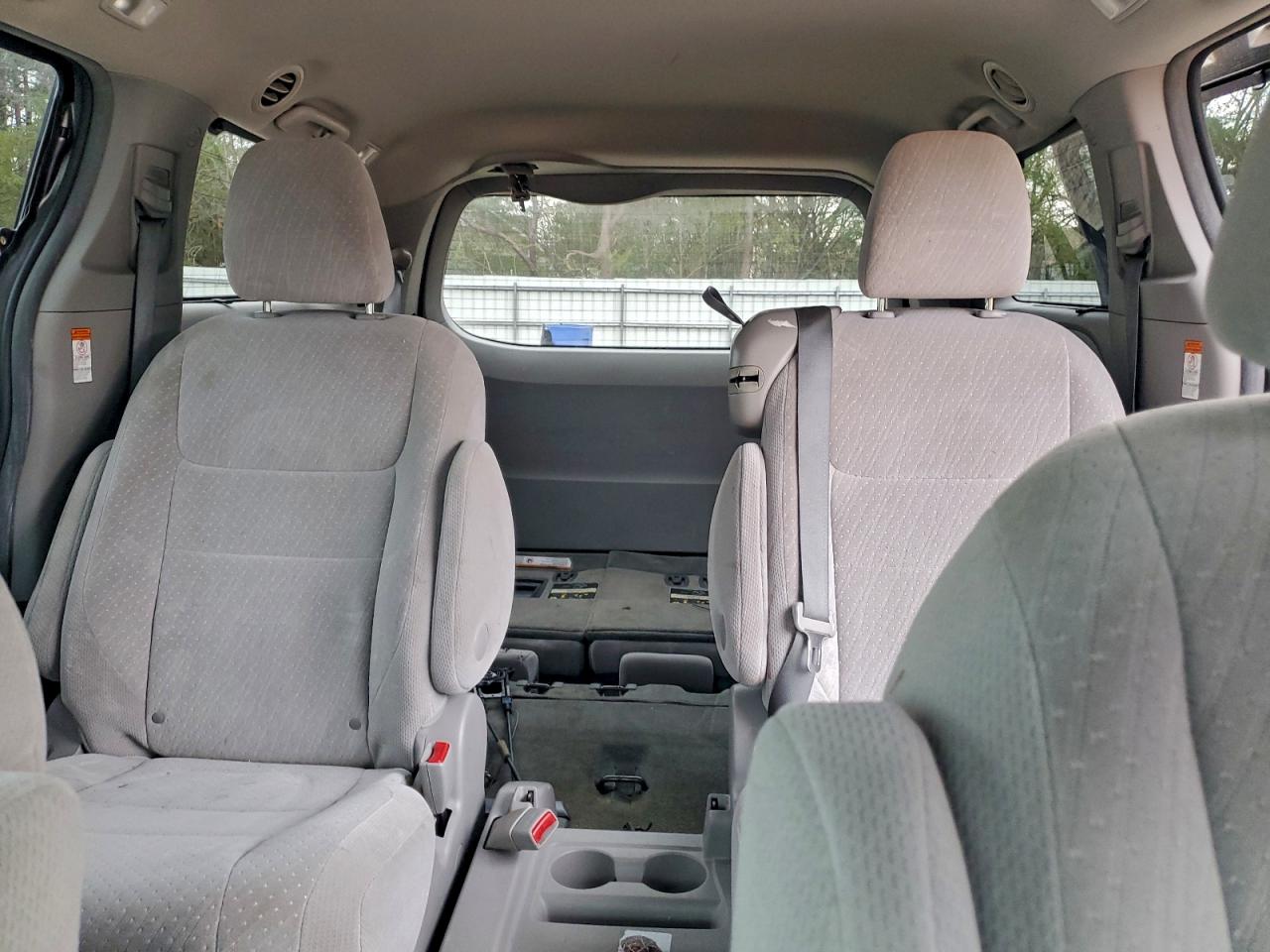 Toyota Sienna Le Image 12