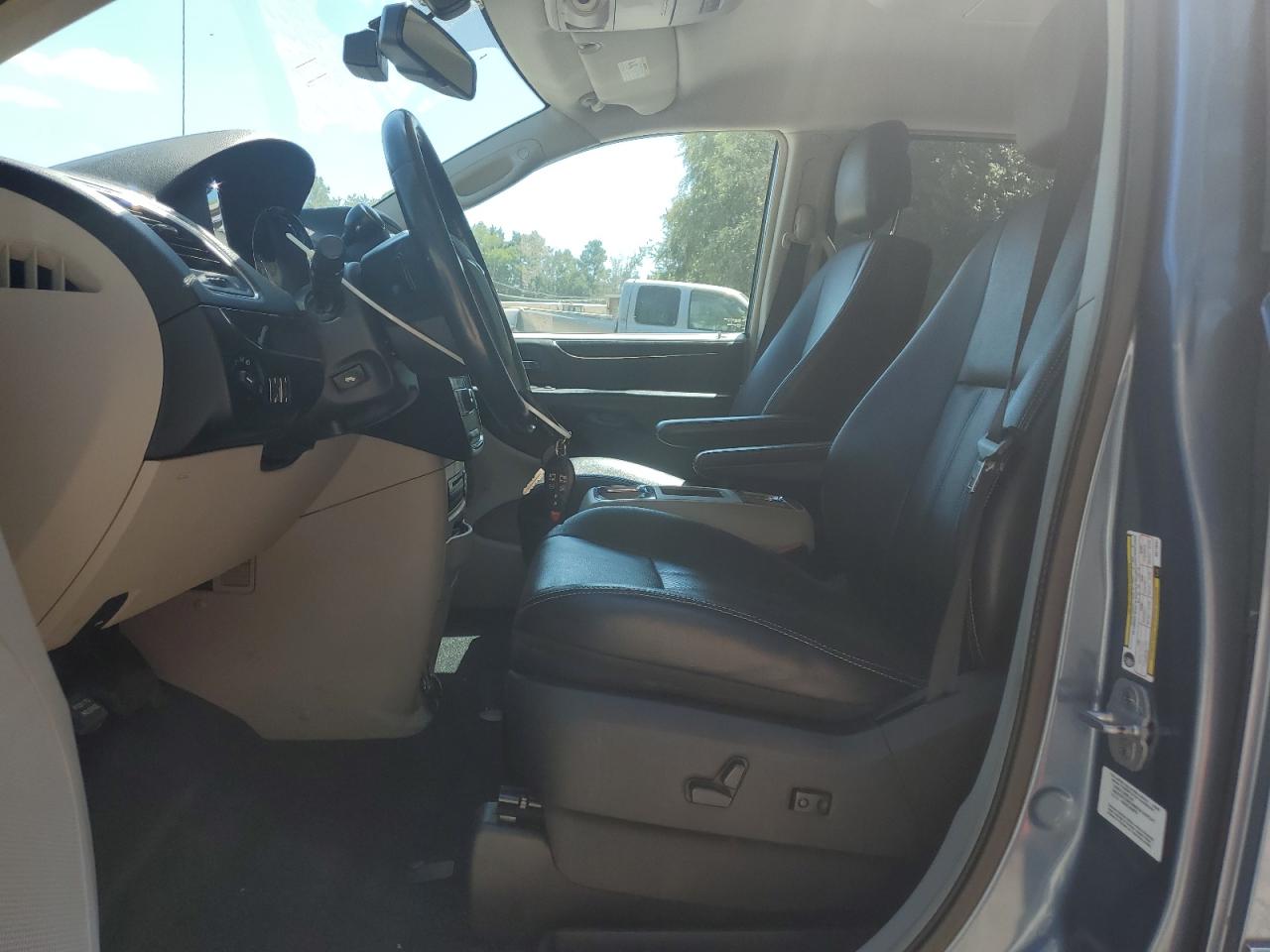 Chrysler Minivan Touring L Image 4