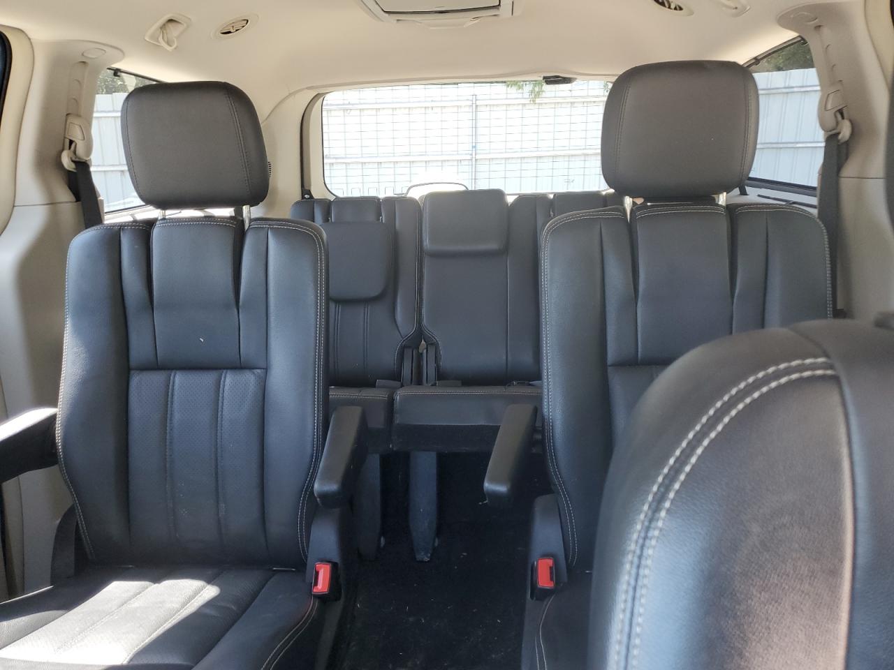 Chrysler Minivan Touring L Image 12