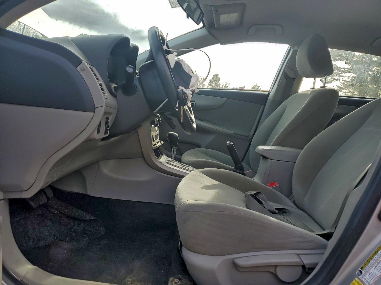 Toyota Corolla Base Image 5