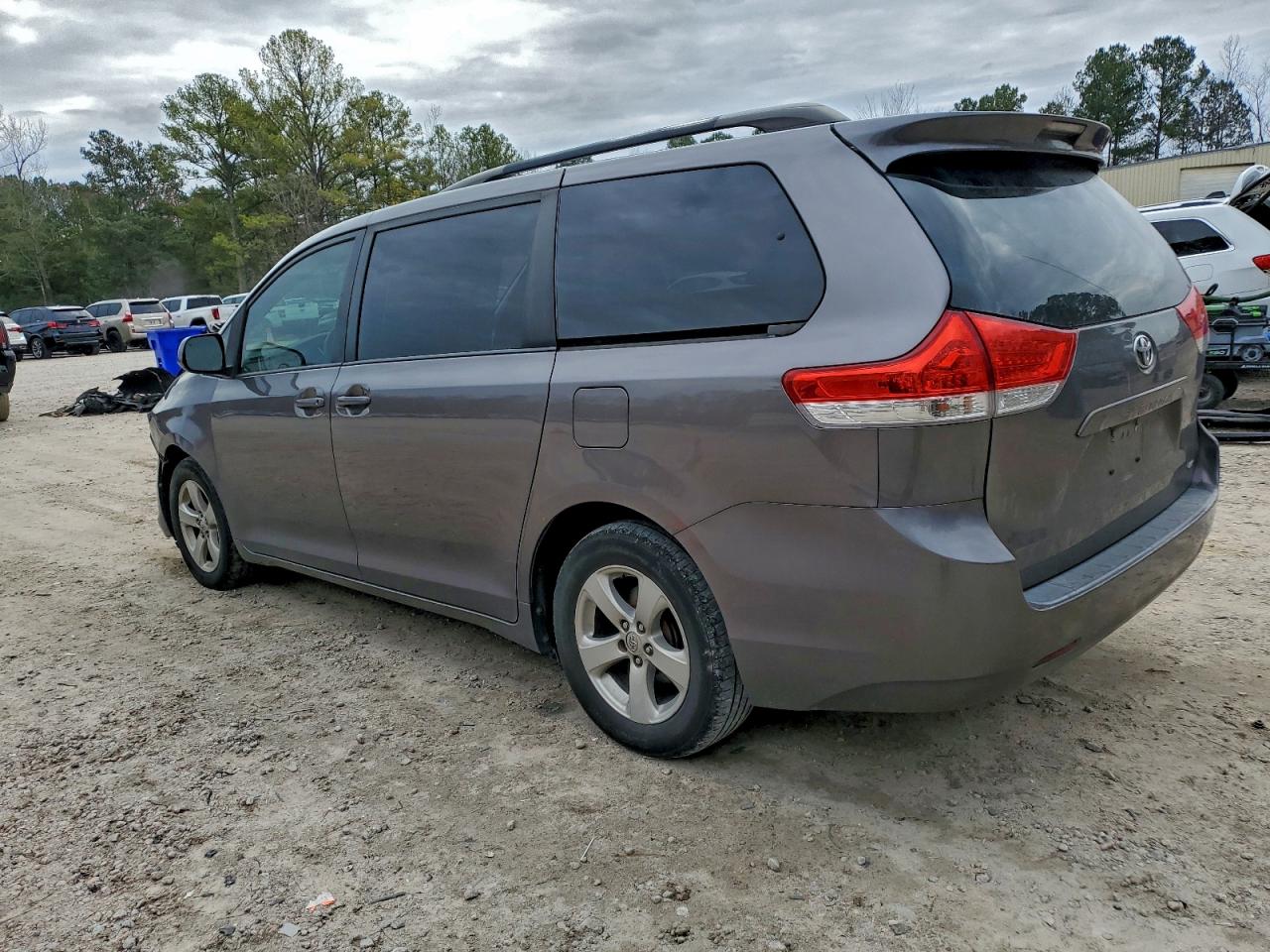 Toyota Sienna Le Image 2
