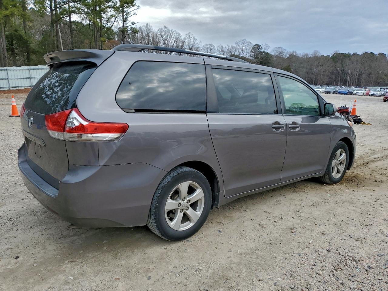 Toyota Sienna Le Image 3
