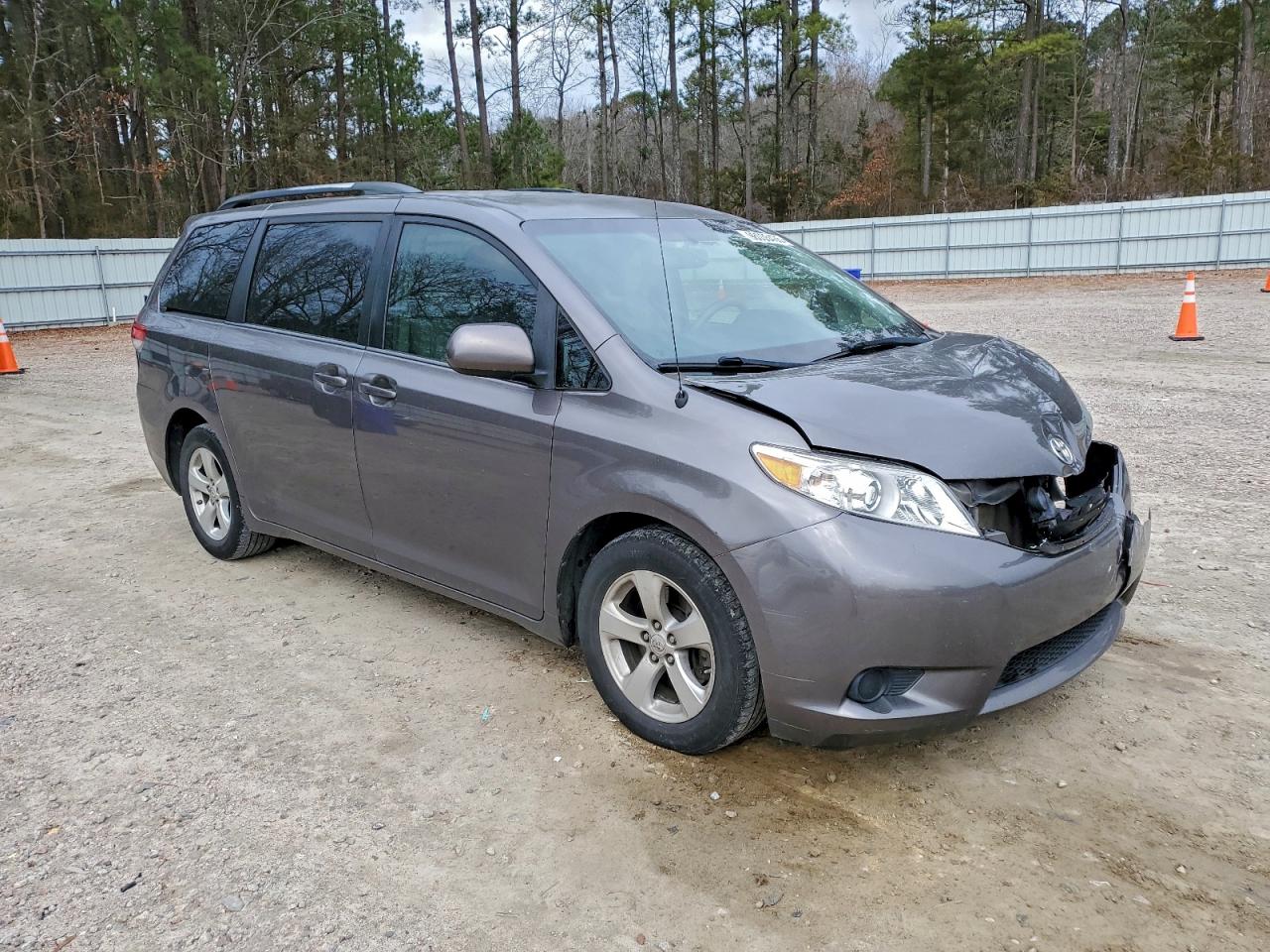 Toyota Sienna Le Image 4