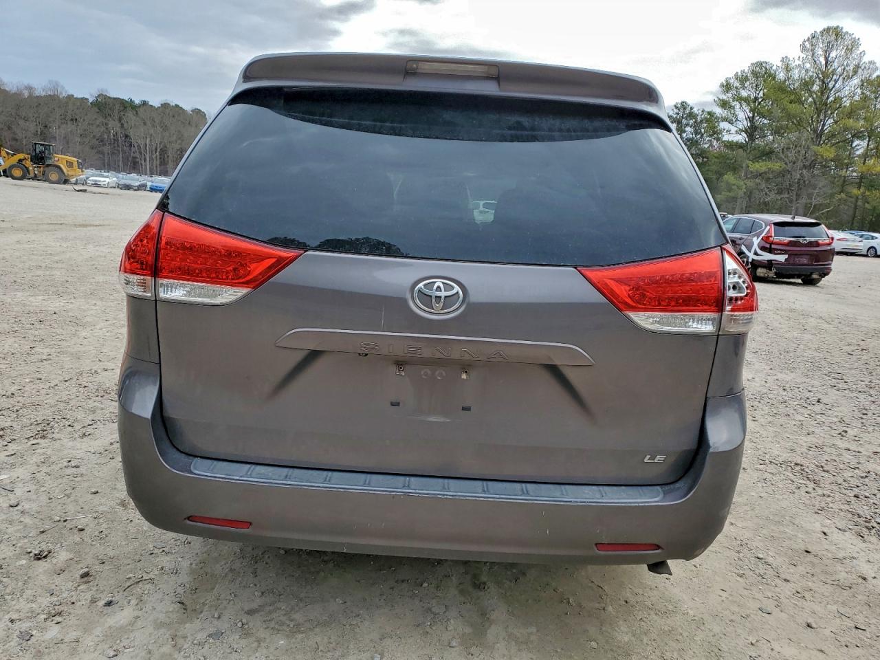 Toyota Sienna Le Image 7