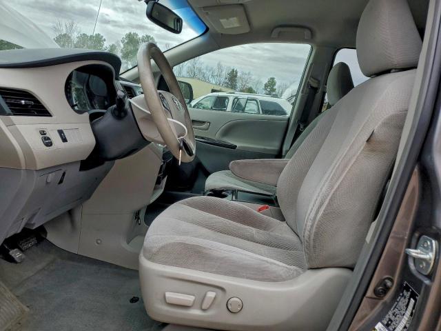 Toyota Sienna Le Image 6