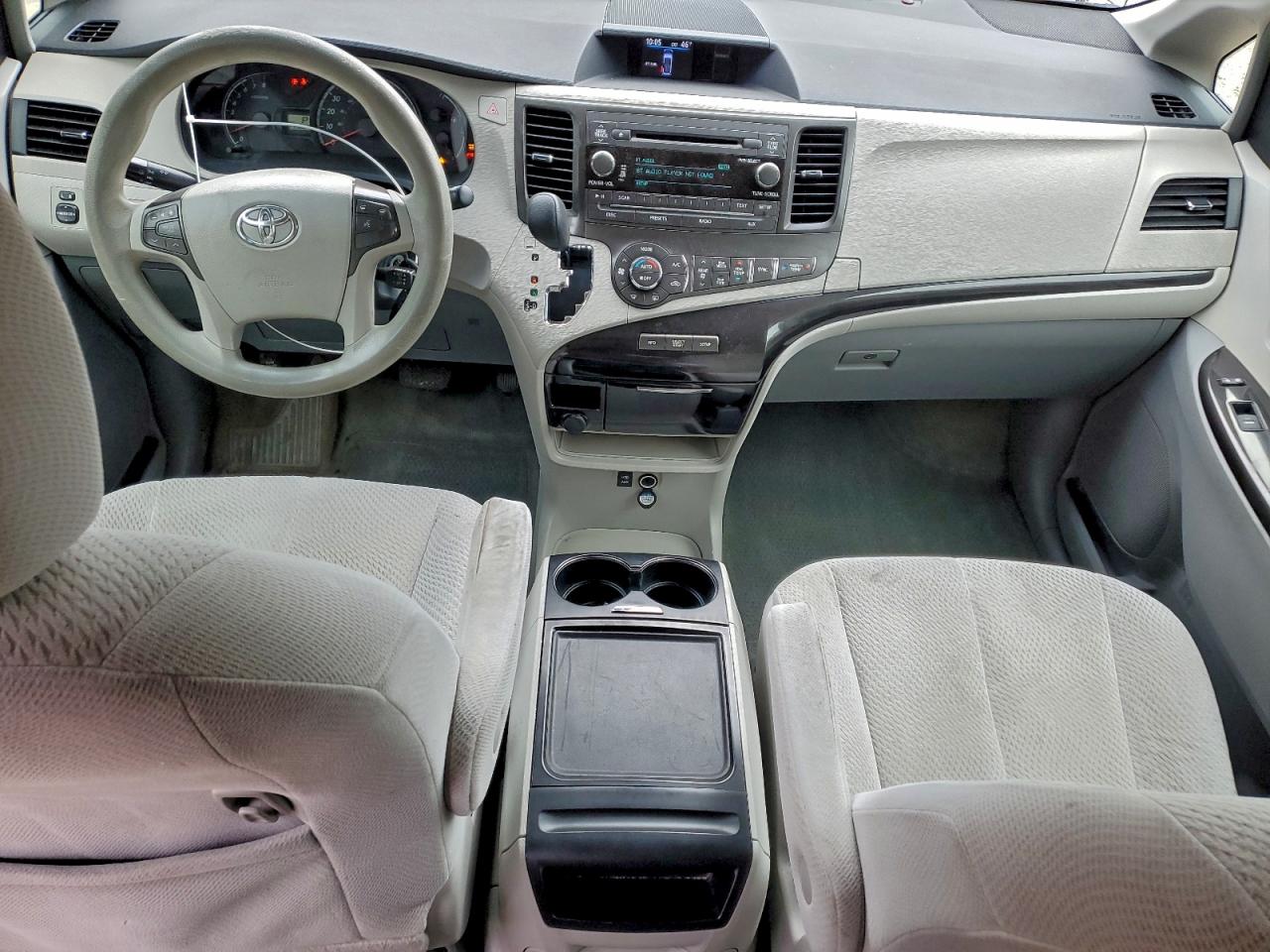 Toyota Sienna Le Image 5