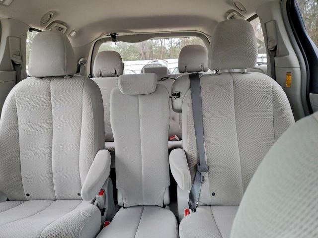 Toyota Sienna Le Image 10