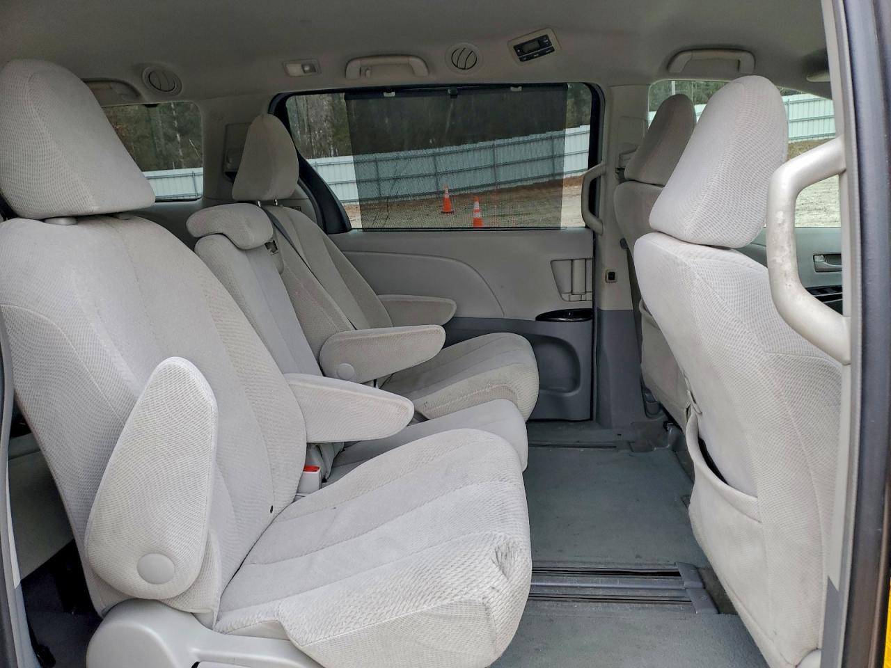 Toyota Sienna Le Image 13