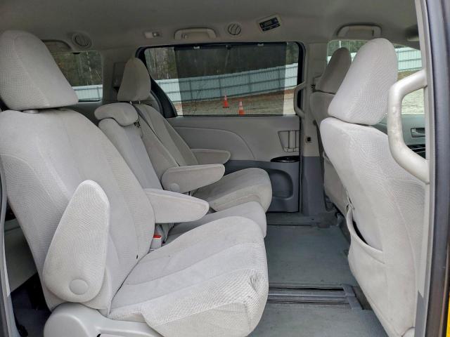 Toyota Sienna Le Image 13