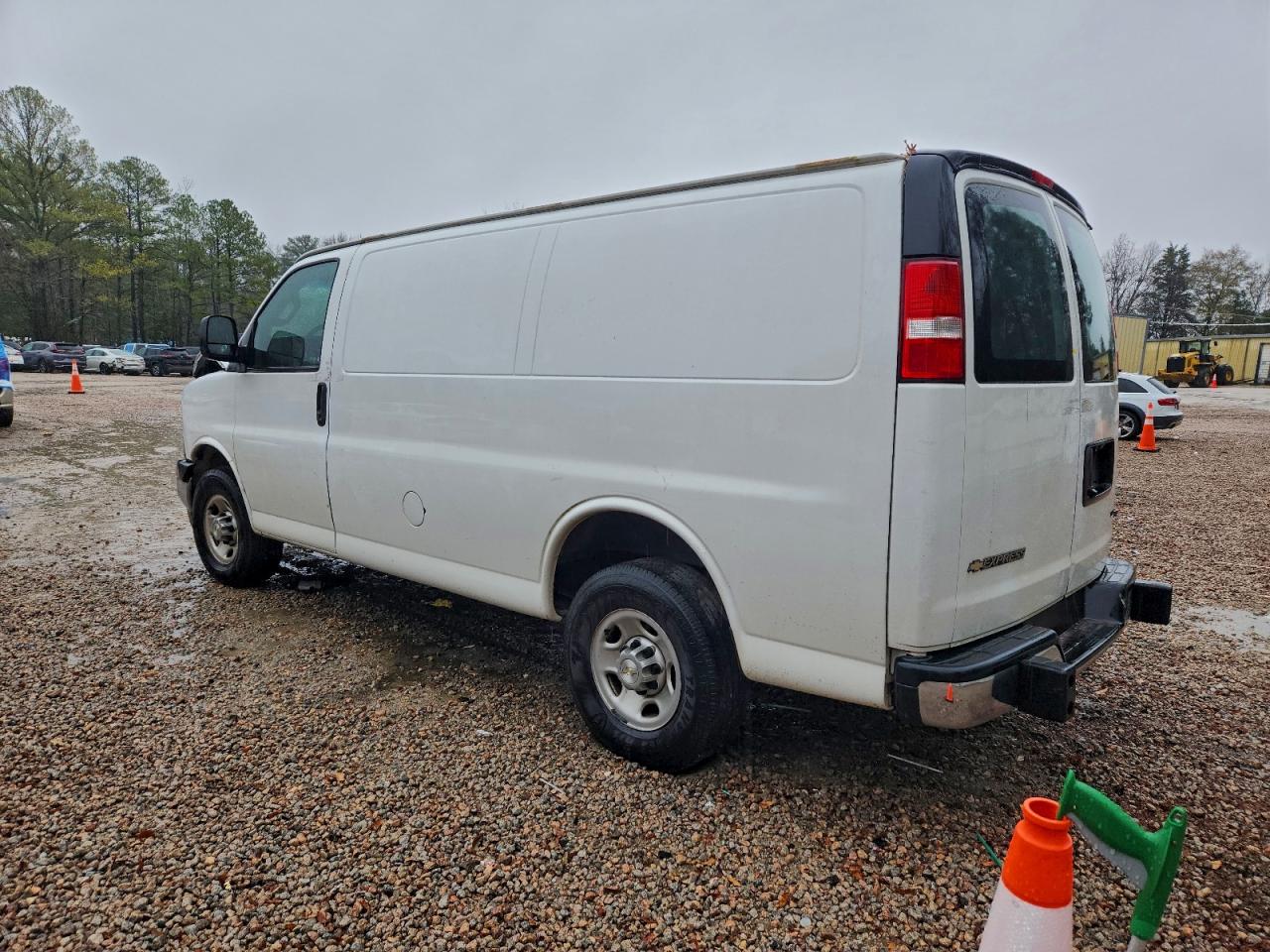 Chevrolet Express Image 2