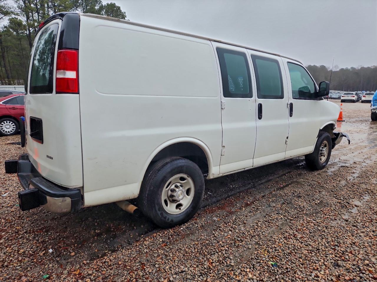 Chevrolet Express Image 3