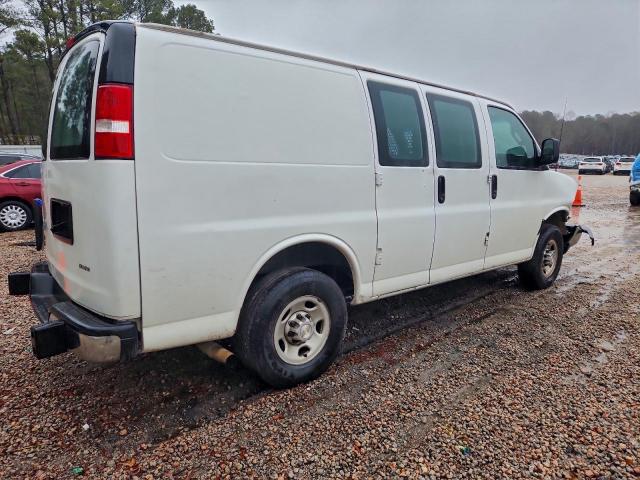Chevrolet Express Image 3