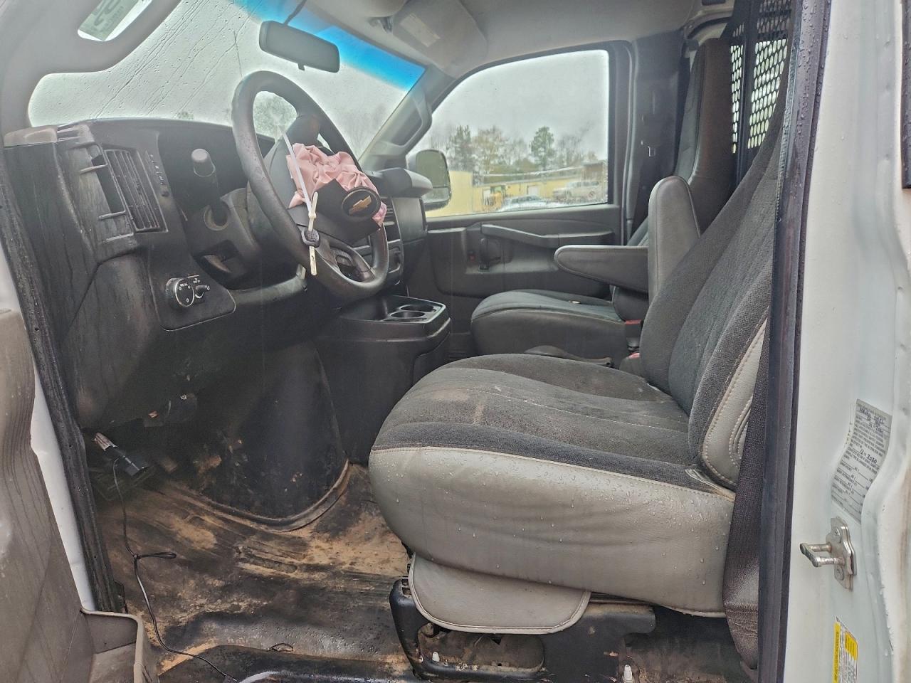 Chevrolet Express Image 6