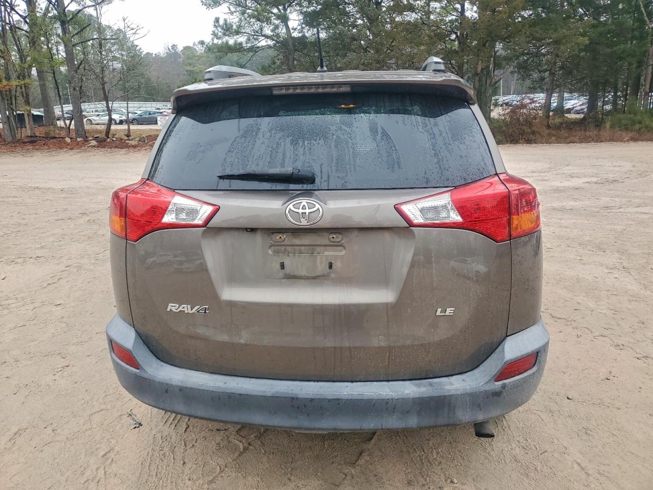 Toyota RAV4 Le Image 4