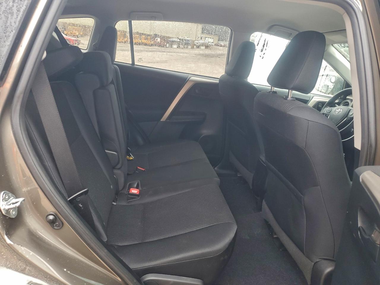 Toyota RAV4 Le Image 5