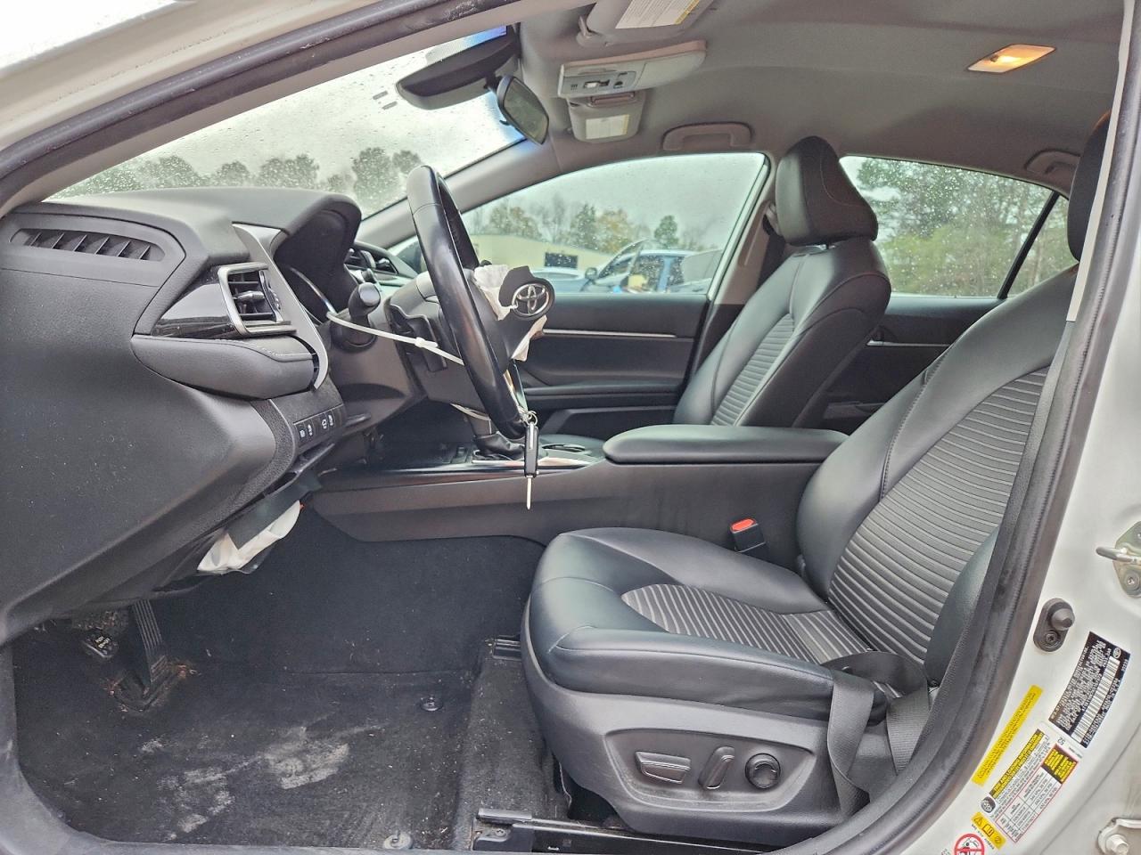 Toyota Camry L Image 10