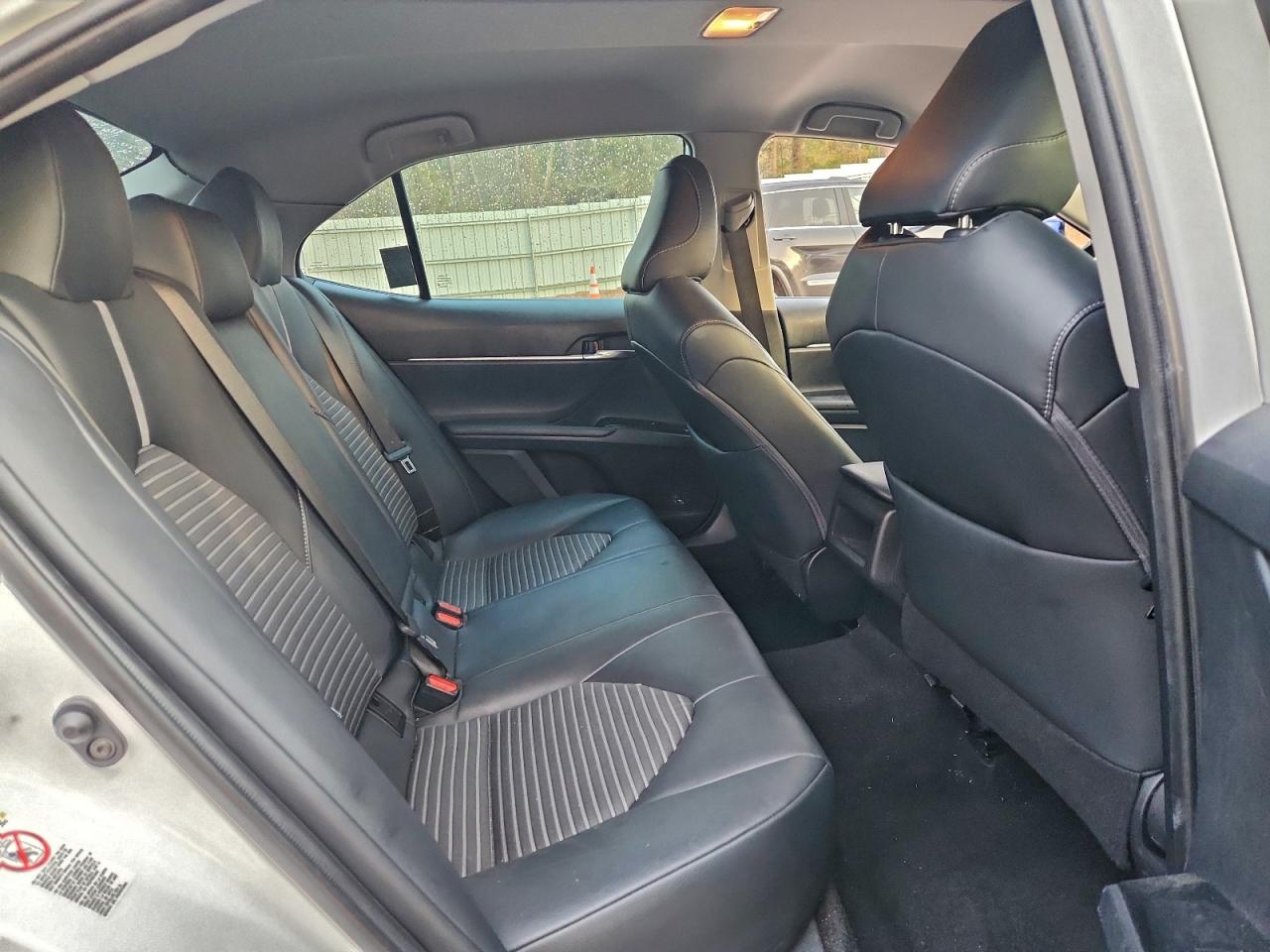 Toyota Camry L Image 6