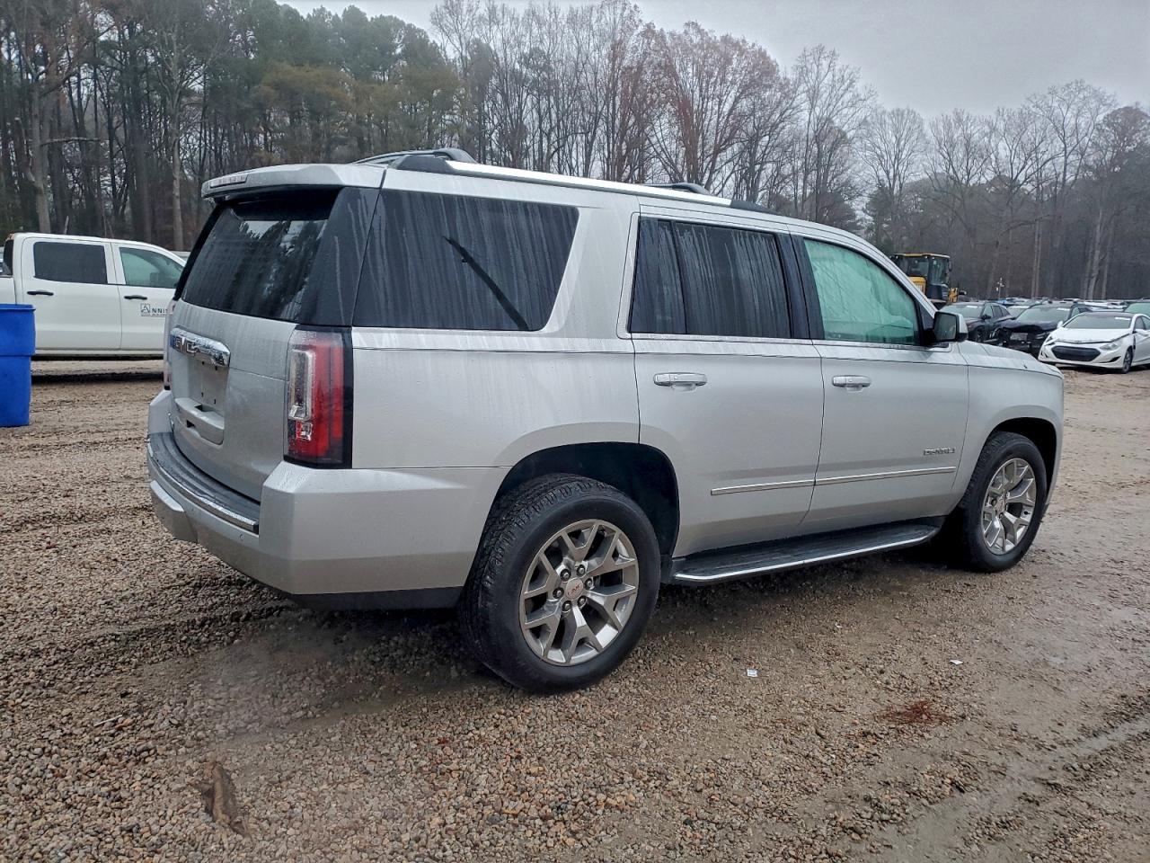 GMC Yukon Denali Image 3