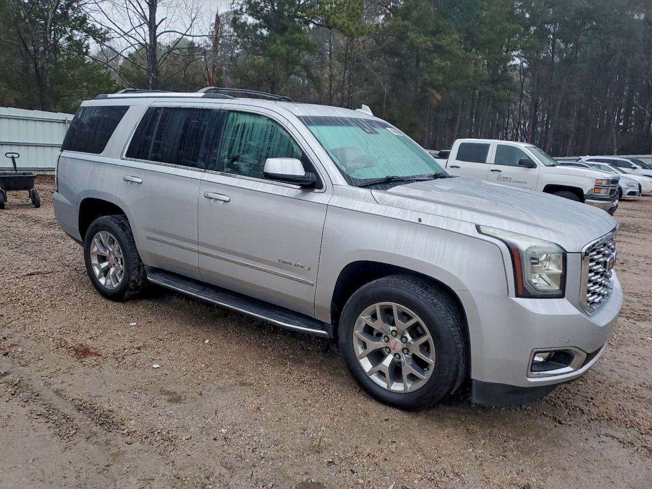 GMC Yukon Denali Image 4
