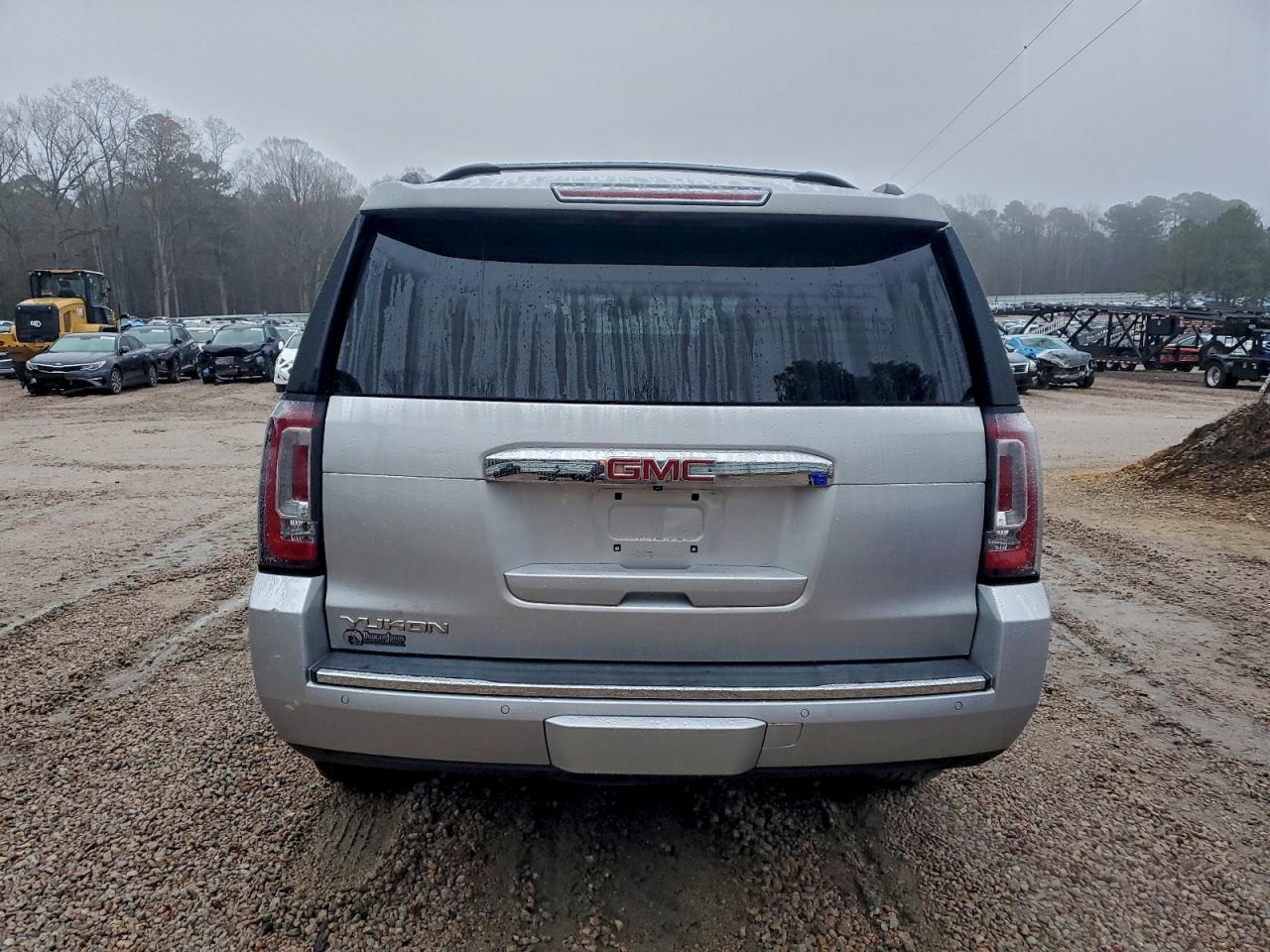 GMC Yukon Denali Image 12