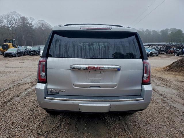 GMC Yukon Denali Image 12