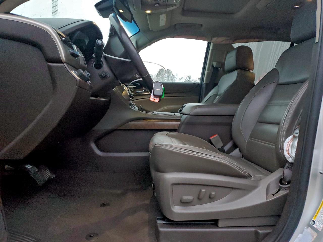 GMC Yukon Denali Image 13