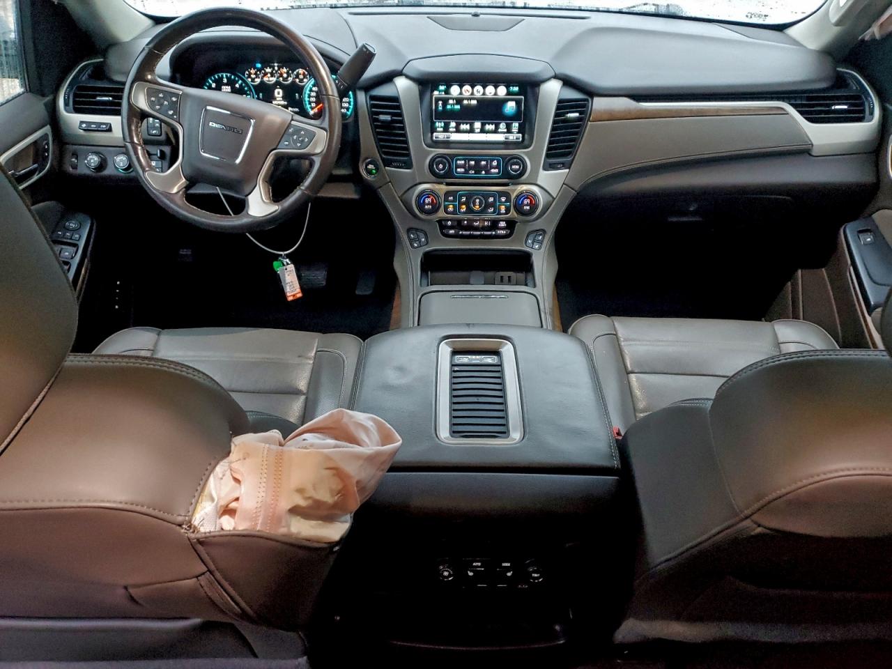 GMC Yukon Denali Image 6
