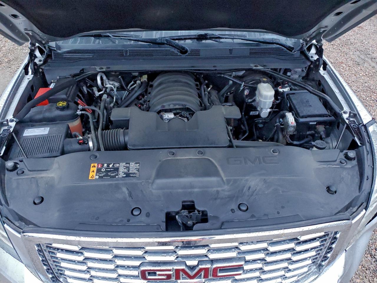 GMC Yukon Denali Image 10
