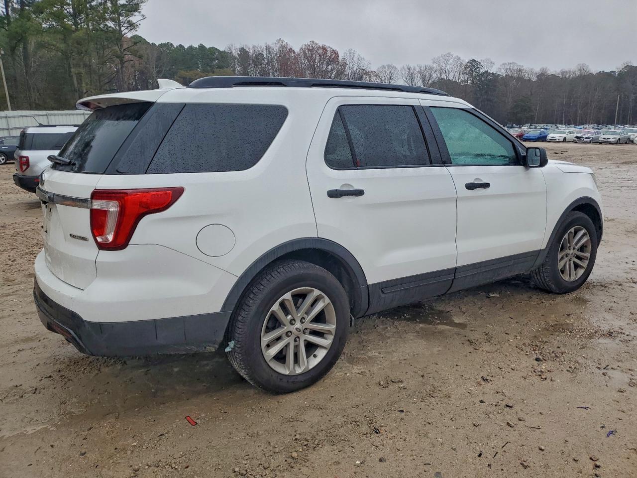 Ford Explorer Image 4