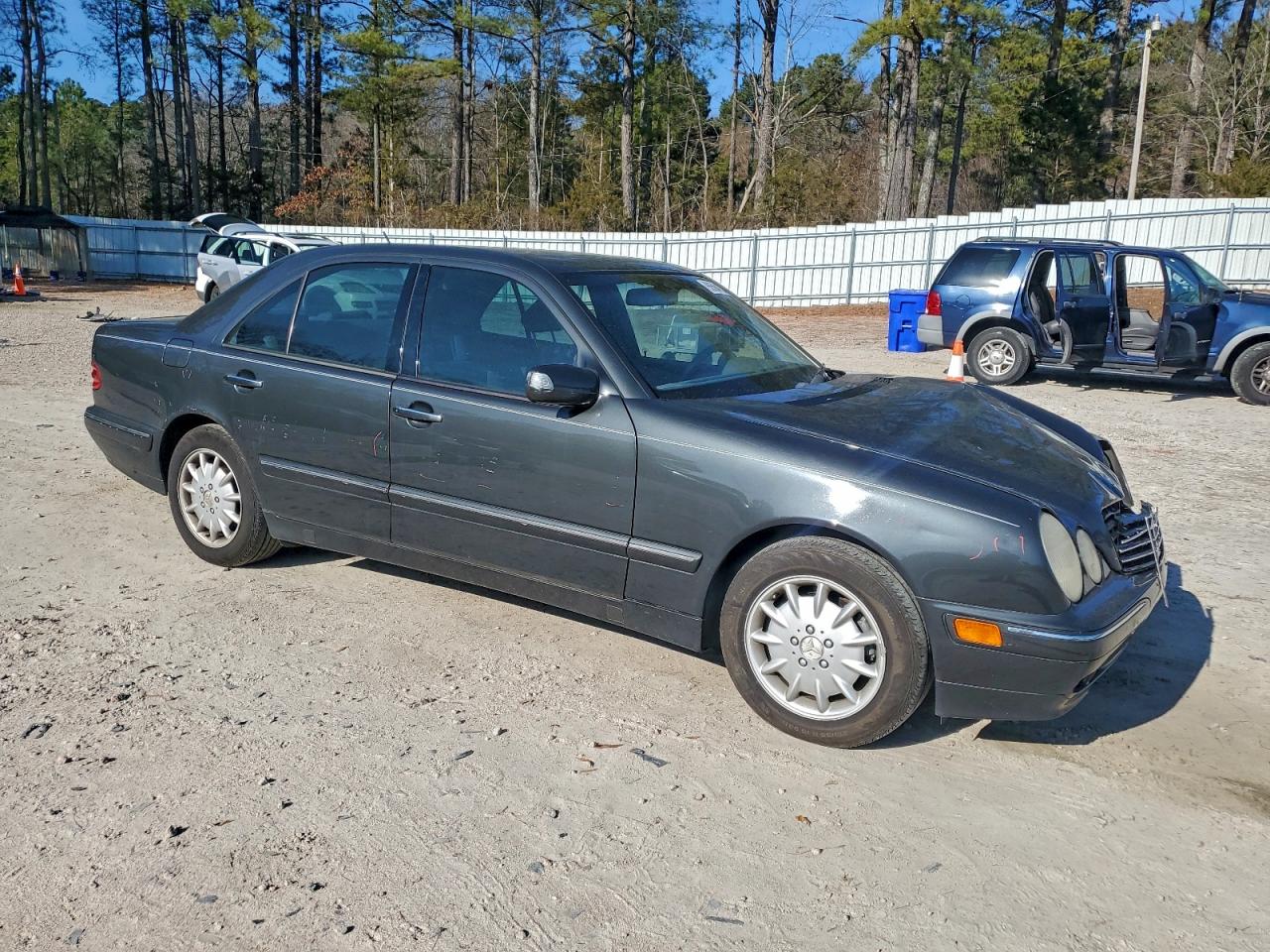 Mercedes-Benz E-Class 320 Image 6