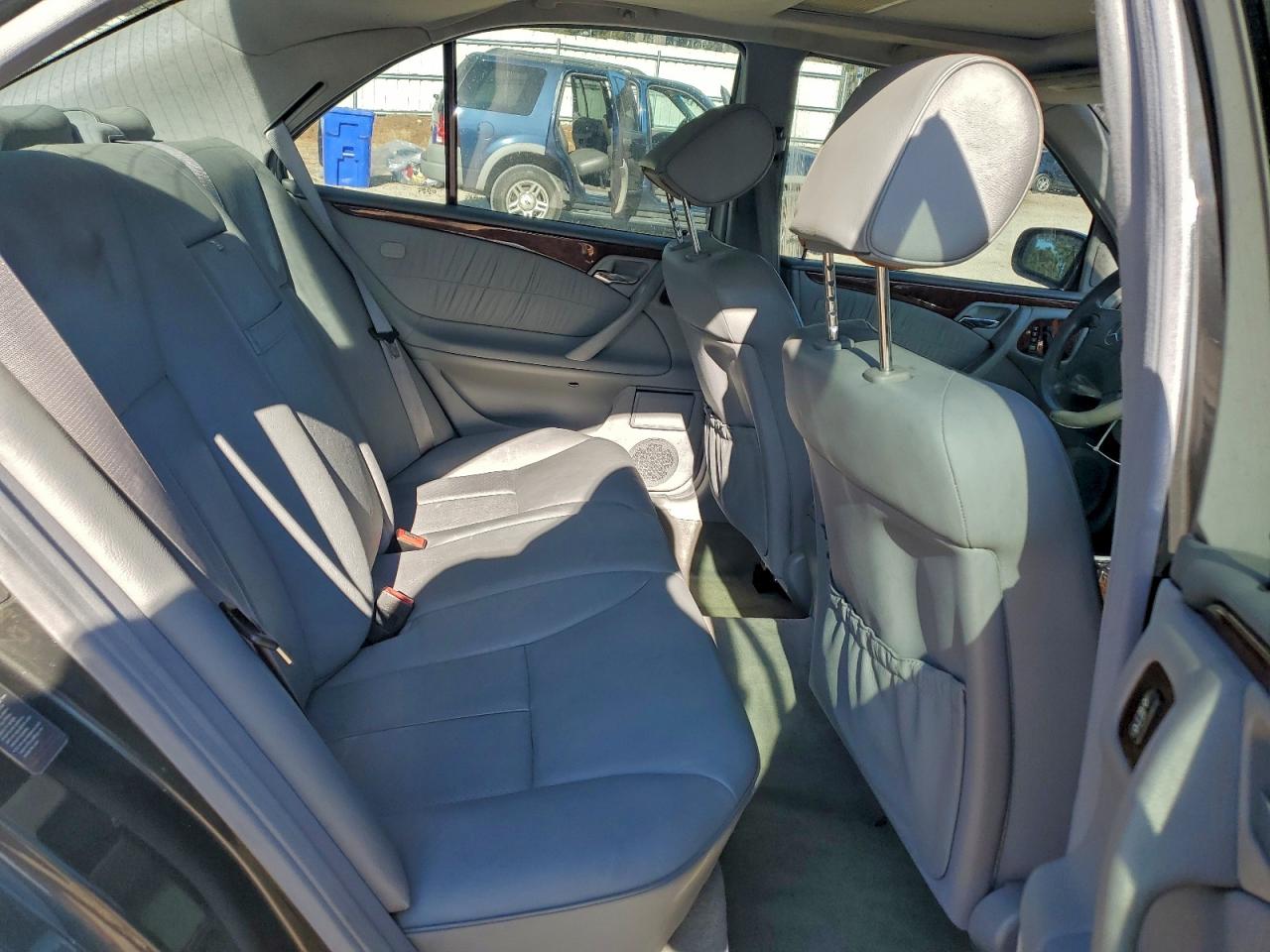 Mercedes-Benz E-Class 320 Image 2