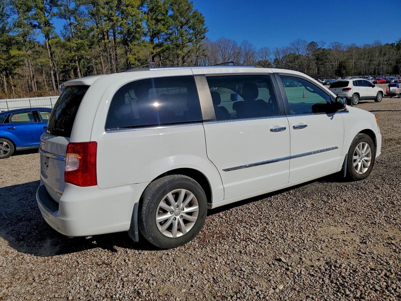 Chrysler Minivan Limited Platinum Image 10