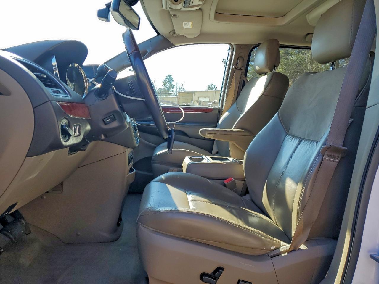 Chrysler Minivan Limited Platinum Image 2