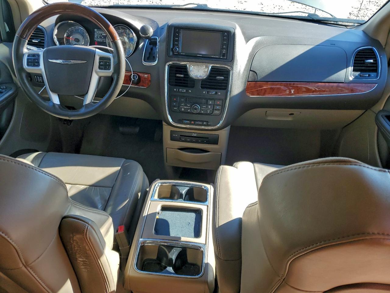 Chrysler Minivan Limited Platinum Image 4